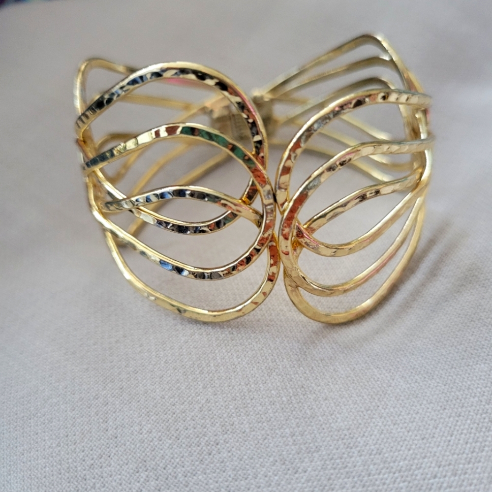 Hinged gold tone bracelet in excellent condition